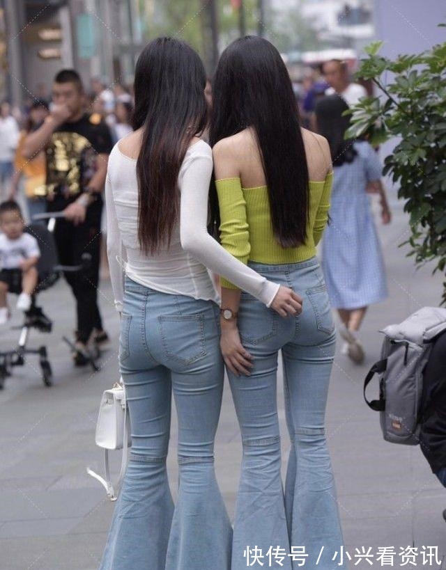 牛仔裤|一字肩搭配浅蓝色喇叭牛仔裤,青春靓丽,自信大方