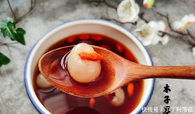 40岁的她，气色红润面若桃花，就爱喝这碗汤，尤其是冬天