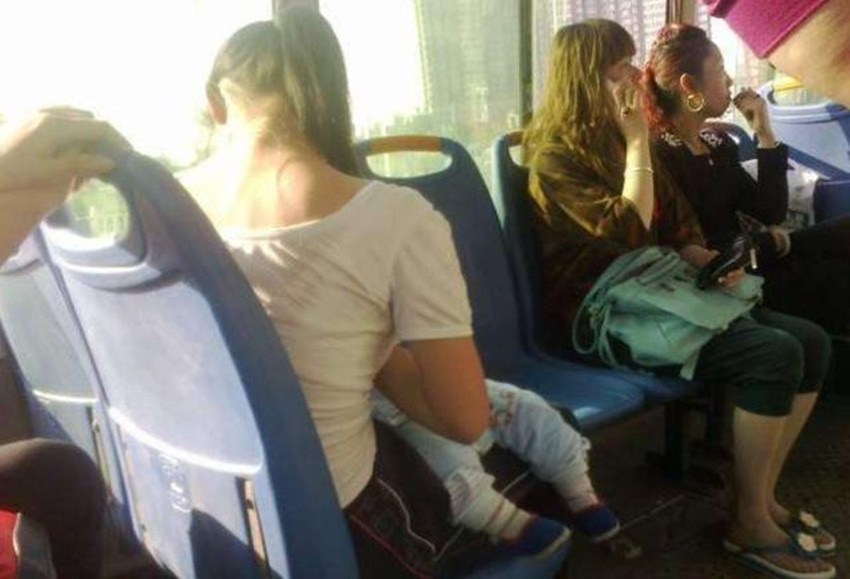 指责|2岁半男童在广场上掀妈妈的衣服，得知原因后，众人纷纷指责妈妈