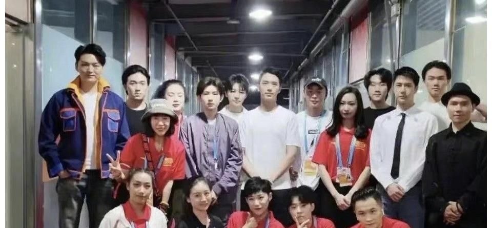 王俊凯王一博王源舞台表演照曝光,王一博果然自成一派,太好笑!