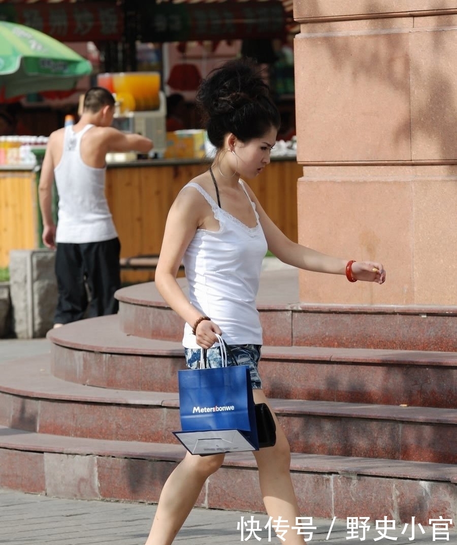 牛仔|街拍:美女白色背心配牛仔热裤,简约个性又显气质