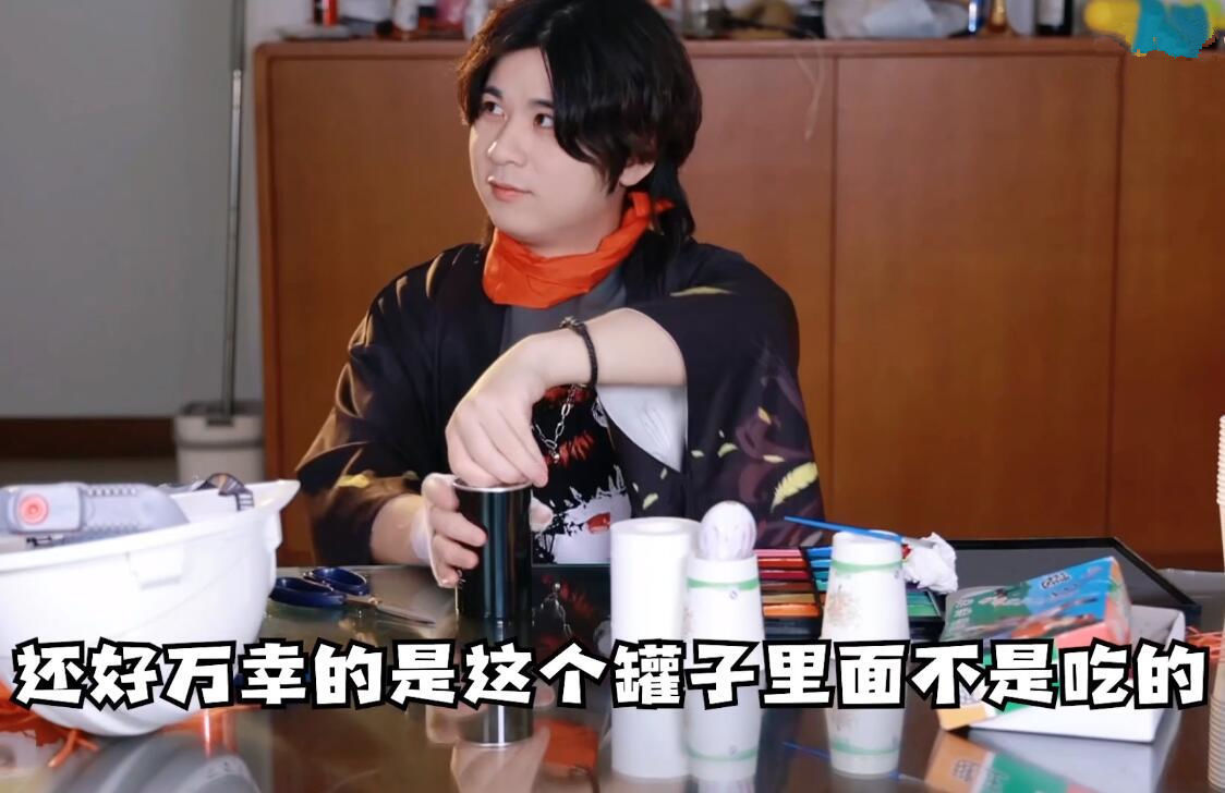 可乐罐|原神玩家低成本COS万叶,安全帽加可乐罐,武器是认真的吗?