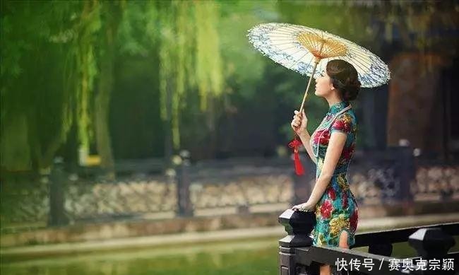 旗袍|旗袍走秀的时候,怎么使用扇子、油纸伞等道具做到如何锦上添花?