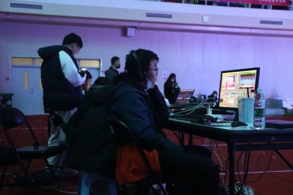 冬天的第二场雪和今晚的校园歌手大赛更配噢~