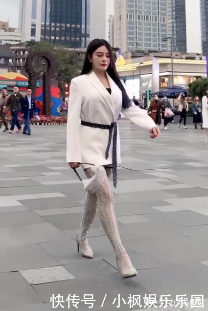 路人街拍,利用了颜色的优势,充满了修身的效果