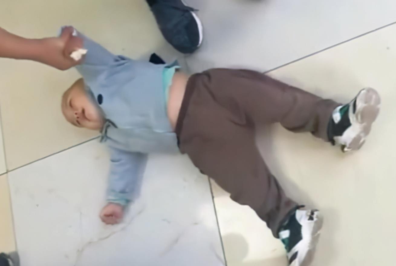 不紧不慢|宝宝“钻碗”火了,妈妈喂饭不紧不慢娃直接啃碗,网友:性子忒急