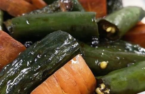 腌黄瓜原来如此简单，我家一周做3次，吃起来嘎嘣脆，越吃越上瘾