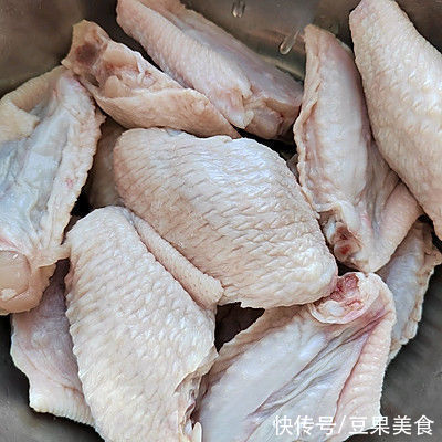 蜂蜜烤鸡翅的家常做法，简单快捷又好吃