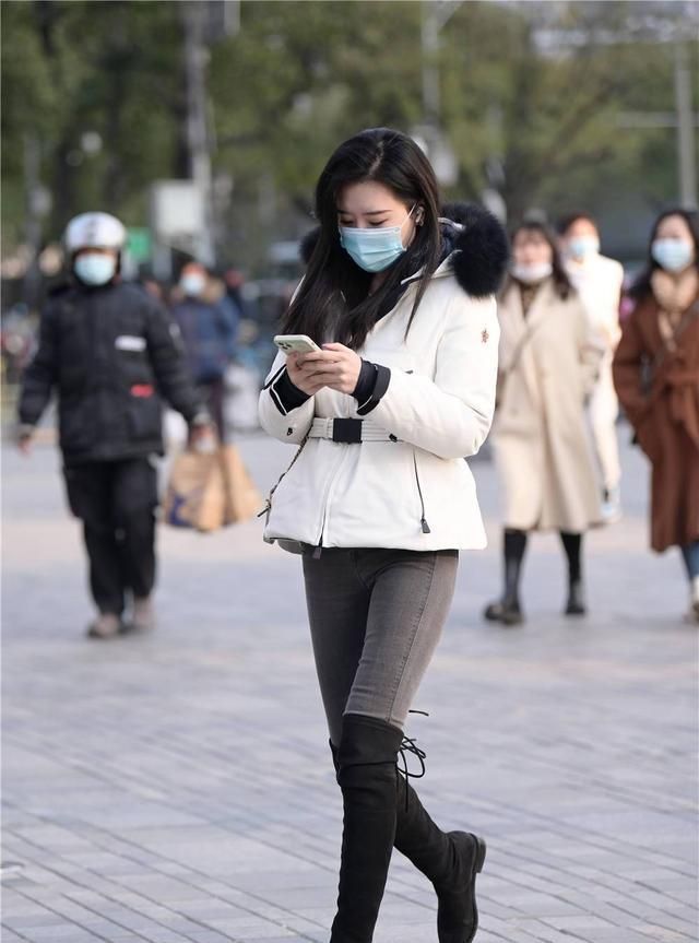 适合|冬季适合穿着过膝靴,还是高跟款式更显身材,你觉得呢?