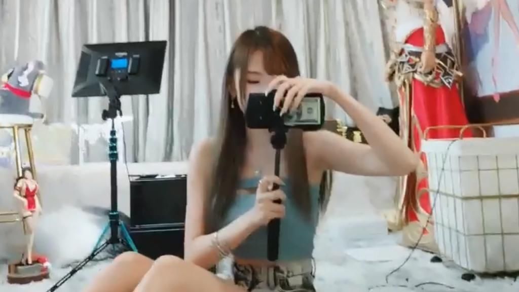 现实生活里|腐团儿约见榜一大哥露出价值79W长腿,却被这点抢镜,反复欣赏,网友愣住