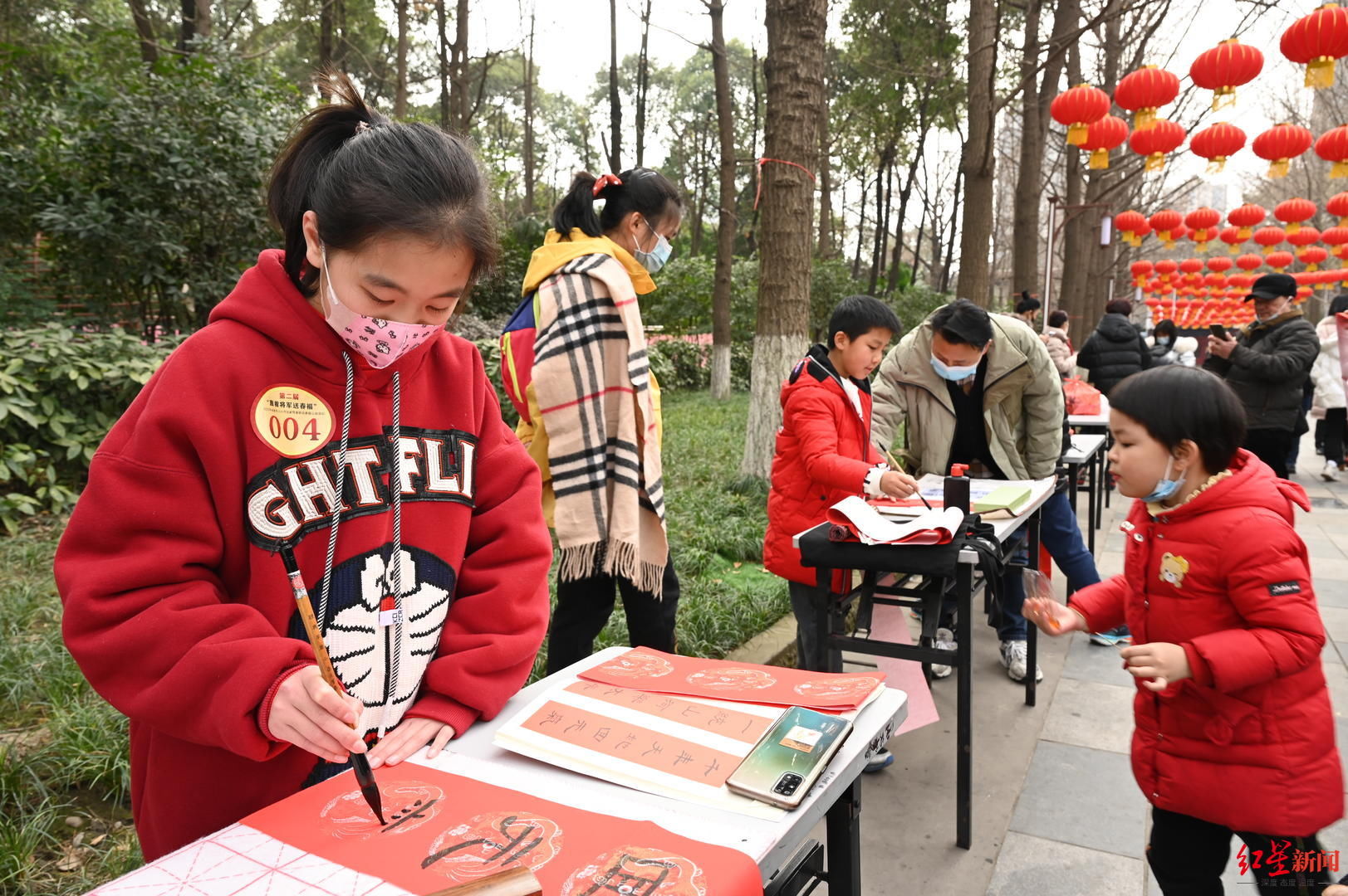 成都市书协&“虎跃新程”！上百名小小书法家人民公园挥毫泼墨，送出近600幅福字和春联