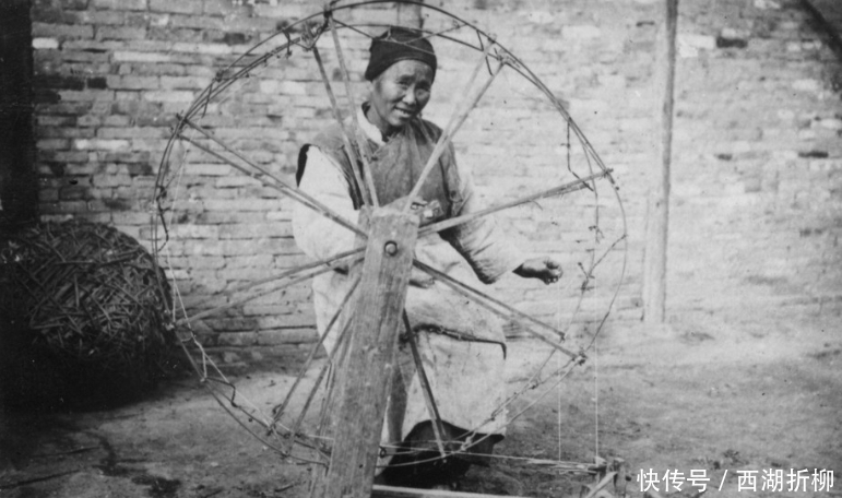 老照片|老外拍下的老照片:图3女兵被美军抱走,图5是富察皇后住的地方!