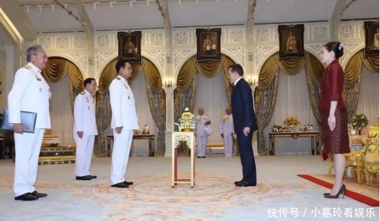 苏提达王后的新发型太惊艳!鱼骨辫配月牙珍珠发卡,妩媚又新潮