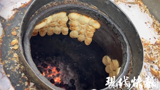 南京|一口一个手掌心大的小烧饼！夫妻俩在南京摆摊17年，做小烧饼每天要用掉100多斤面