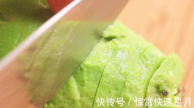 美食|荤素搭配的美味拌饭，搭配牛油果真好吃，营养又解馋的居家美食！