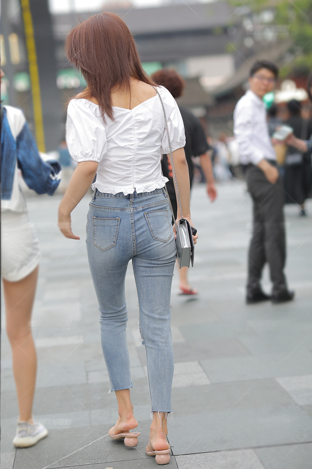 破洞牛仔裤|初秋清雅的穿搭,白色泡泡袖衫配破洞牛仔裤,个性清新又恬静