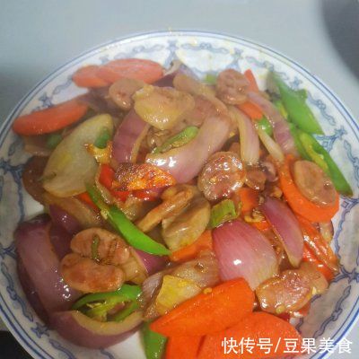  下饭神器洋葱胡萝卜炒香肠，拌饭还能吃三碗