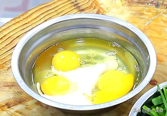 鲜嫩|饭店的韭菜炒鸡蛋为啥鲜嫩又翠绿，这几个技巧很重要，学会在家做