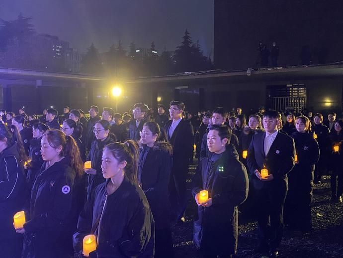  撒向|南京举行“烛光祭”：愿和平的种子撒向世界每一个角落