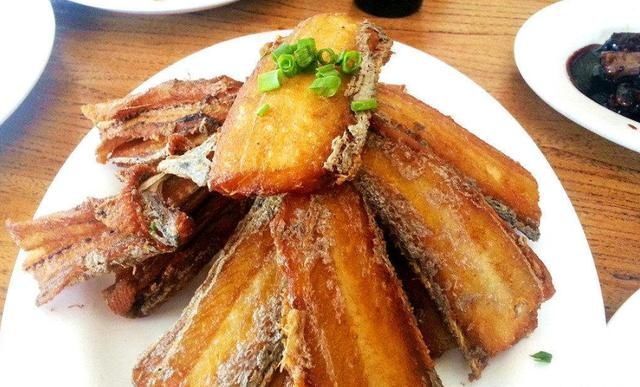 炸带鱼,有人用面糊,有人用淀粉,大厨全不对这才是正确做法