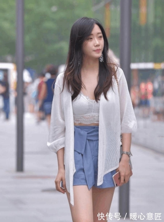 针织衫|街拍美女吊带背心白色针织衫搭配蓝色短裤打造优雅知性气质