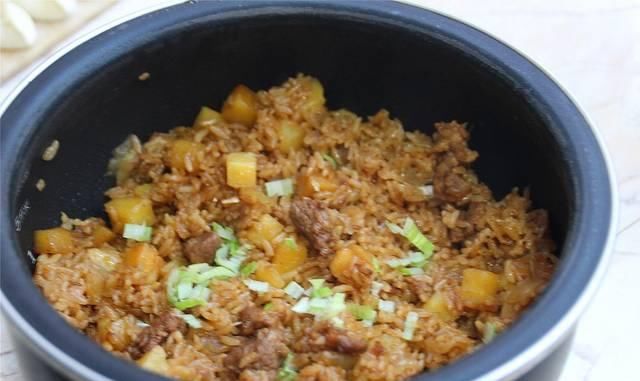 教你一道懒人美食，把肉和大米放进电饭煲，打开锅盖喷香扑鼻