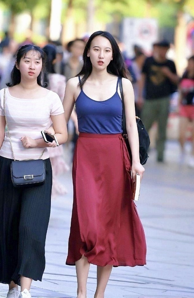 雍容华贵|美女穿搭真会配色,蓝色和红色的撞色,有种雍容华贵的美感