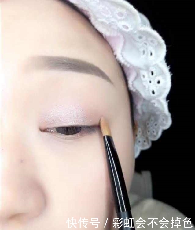 女孩被同学嘲笑太丑,愤怒化妆,妆后的样子美不胜收!