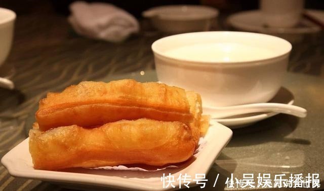 油条店大厨教你炸油条，不放酵母，个个金黄酥脆，凉了也是软乎的