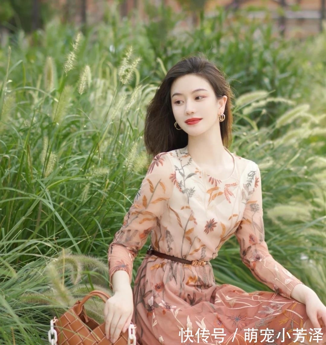 减龄 半裙已经失宠了,初秋适合穿长款连衣裙,修身减龄有气质