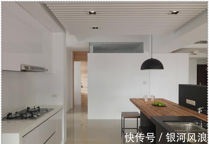 餐厨|100㎡的高层住宅,阳台抬高10cm,客餐厨“合为一体”,谁见过?