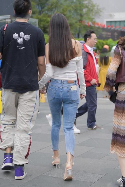 形形色色的裤装穿搭，还是修身牛仔裤让人偏爱，简单休闲又百搭