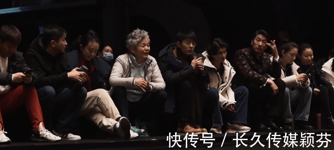 肖战|肖战话剧纪录片曝光，无实物表演吃东西被辣到，素颜出镜无包袱