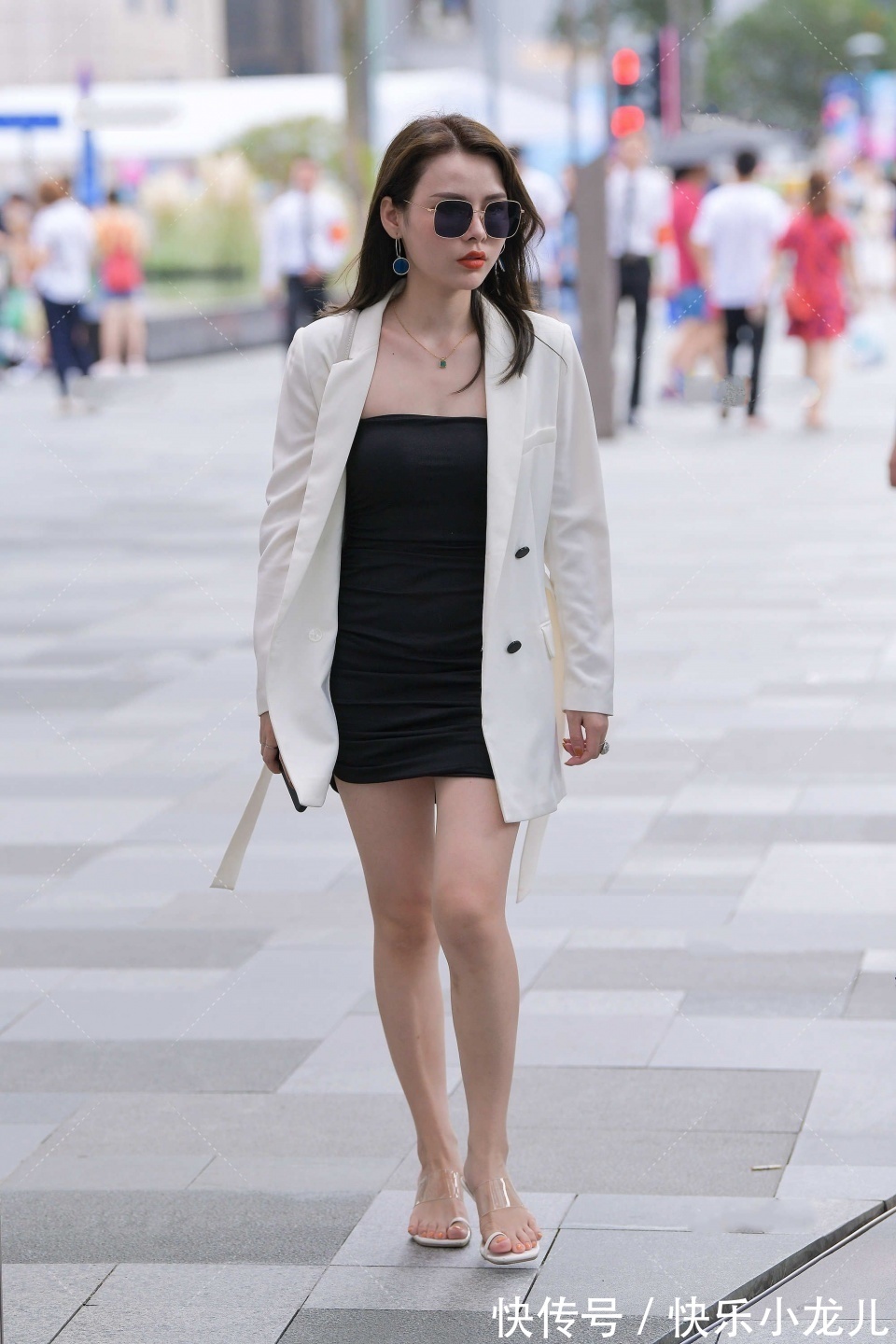 小姐姐|穿连衣裙的小姐姐和闺蜜一起逛街,两人的搭配很时尚,也很有特点