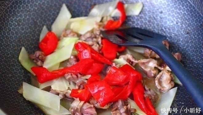 鸡身上最脏的部位,里面含大量重金属,白给都不要,炒菜要扔掉