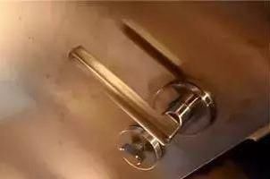 客厅|一家四口住豪华别墅,却只能睡客厅打地铺,设计师爆改15㎡变6房