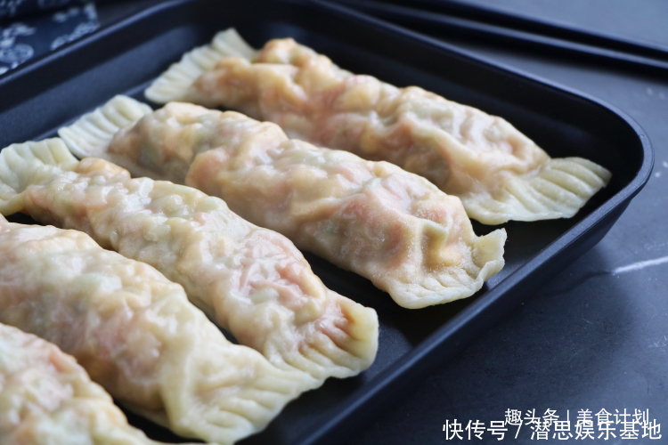 天热别蒸包子,教你懒人吃法,卷一卷8分钟出锅,早餐上桌准吃光