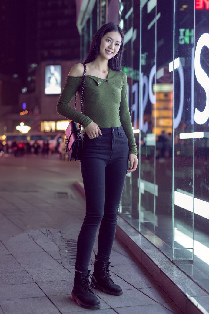 街拍|重庆街拍,一字肩的简约搭配,也能让你美美哒!