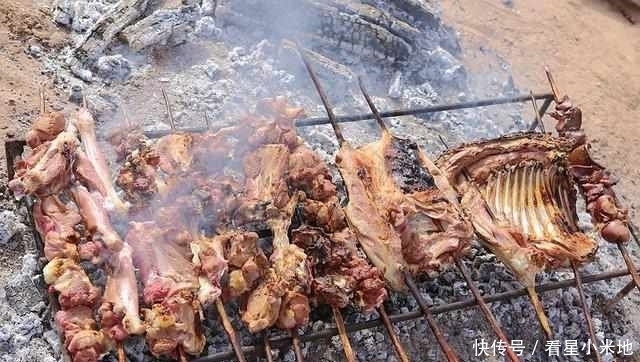 烤串|这才是真正的烤串,10个人都没吃完一串,老板真是实在!