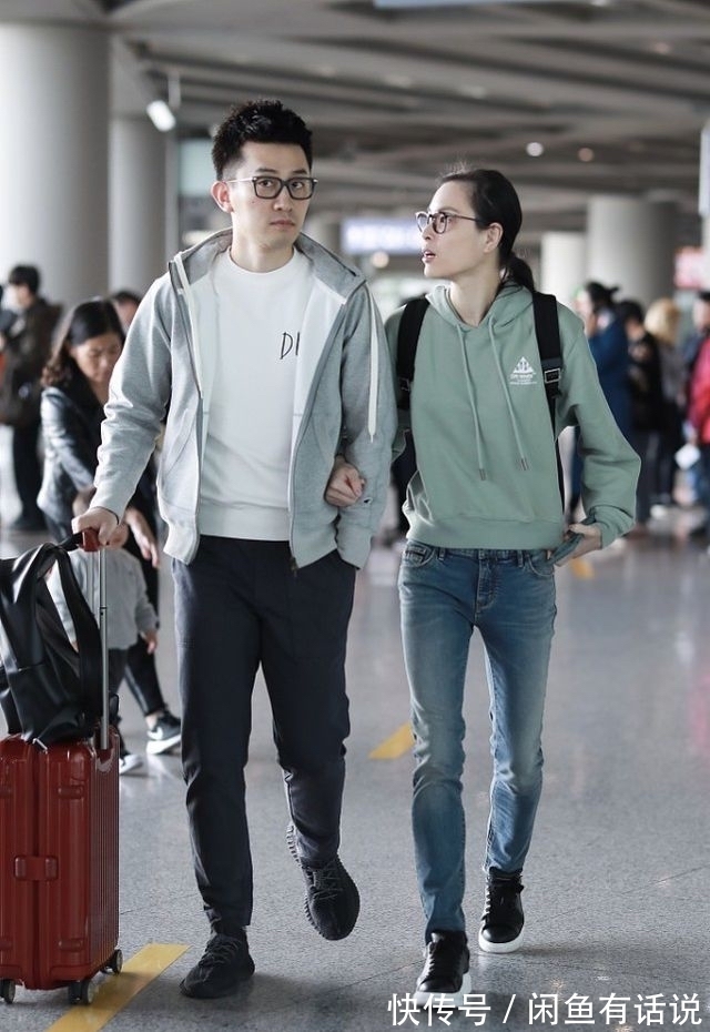 单调|吴敏霞孕后首露面,和老公同穿基础款走机场,打扮低调像邻家姐姐