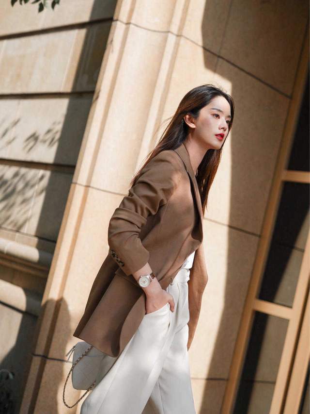 阔腿裤|中年女人怎么穿才洋气?大地色西服搭配白色阔腿裤,高级干练