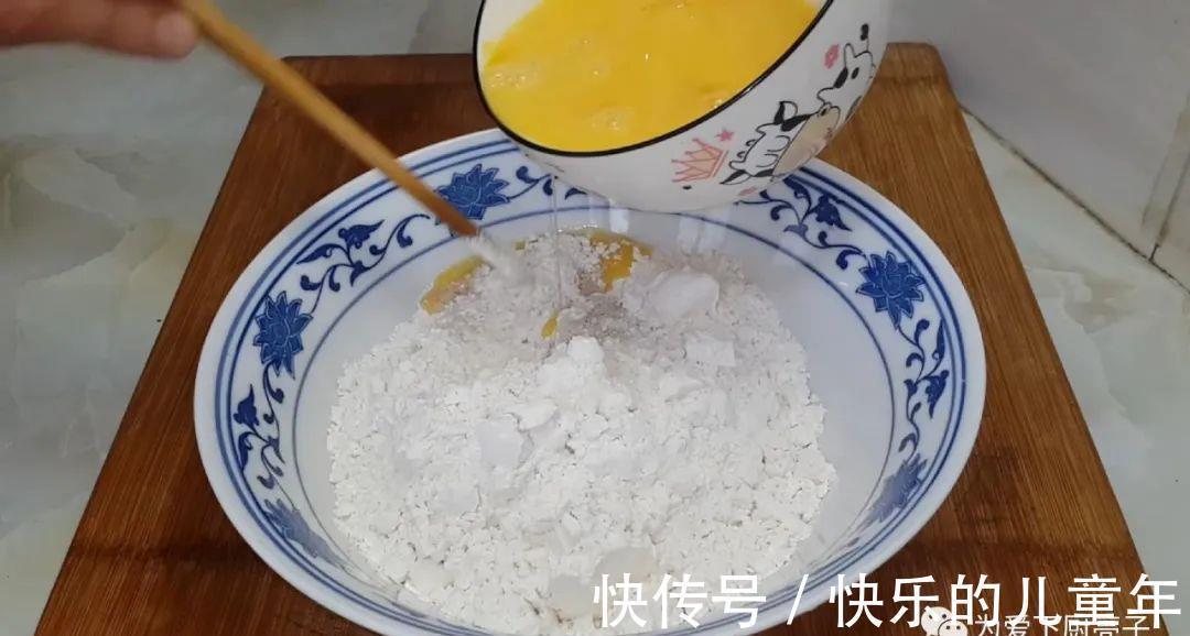 蕉叶不要买着吃了,教你一种新吃法,焦脆香甜,全家老少都抢着吃