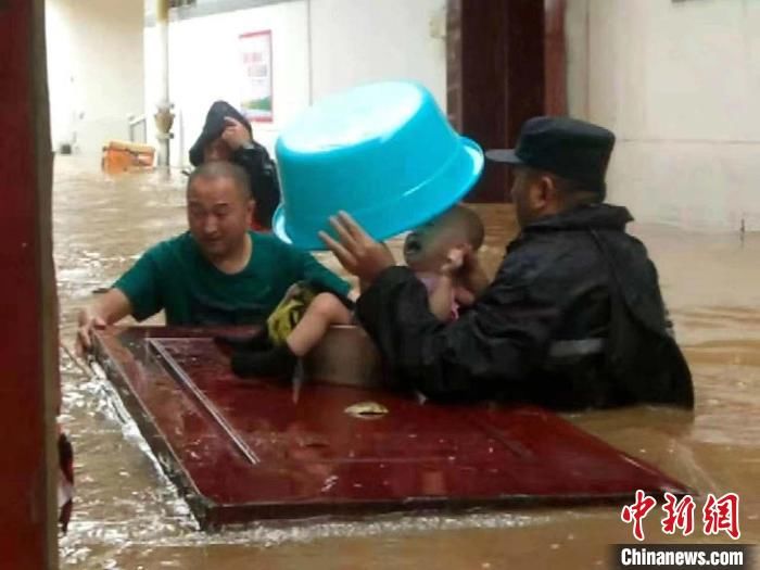 脸盆|山西晋城迎强降雨 民警以盆作“伞”转移被困小孩