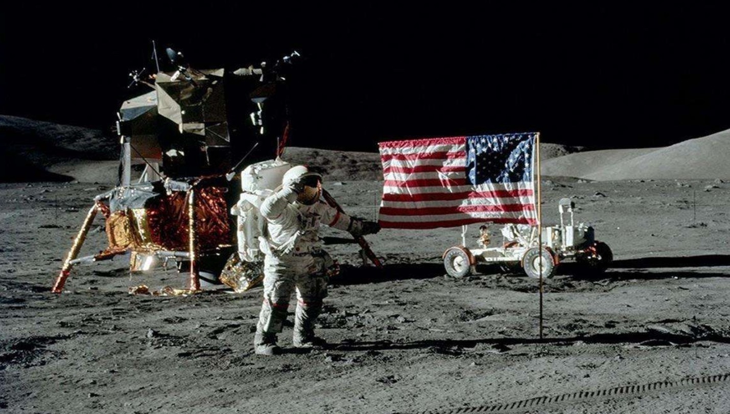 星星 美国国旗“迎风招展”,我国为何不一样恰好证实了美国登月真假