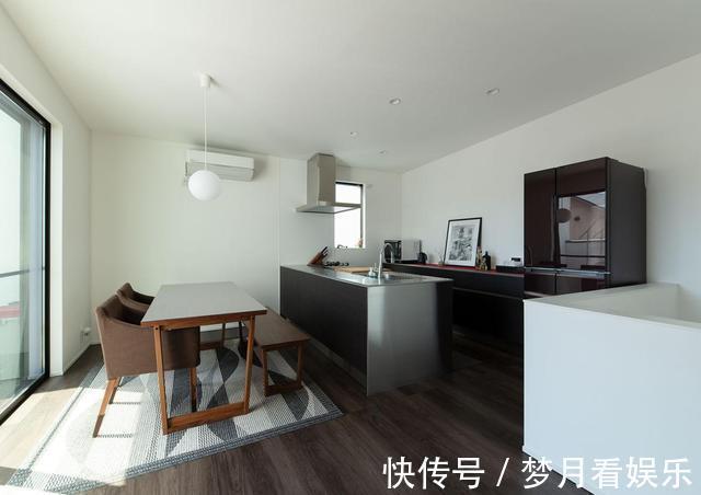 下雨天|顶楼复式,楼梯装家里占面积又碍事,不如把楼梯口封了挪到露台上