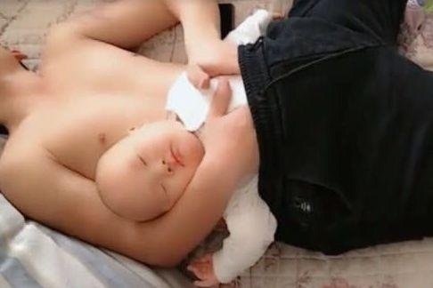 哥哥|12岁哥哥带不到1岁的弟弟去睡觉，笑喷了