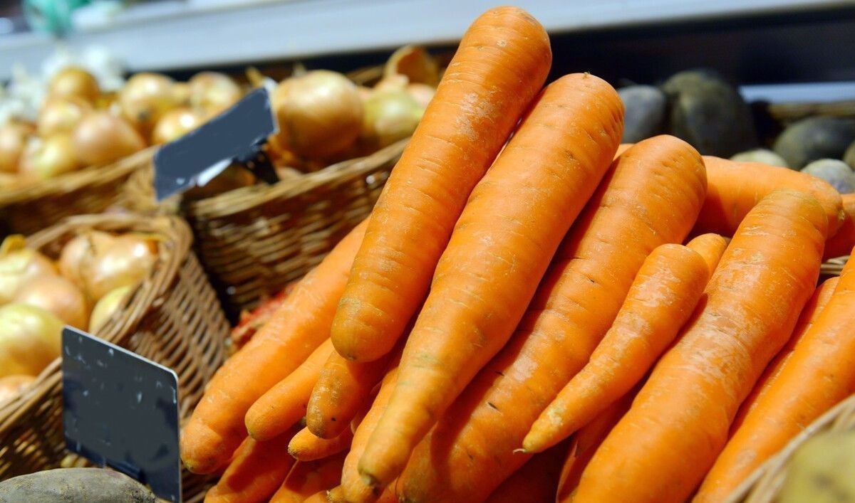胡萝卜，带泥和干净的选哪种？菜农：很多人买这种，我家从来不吃