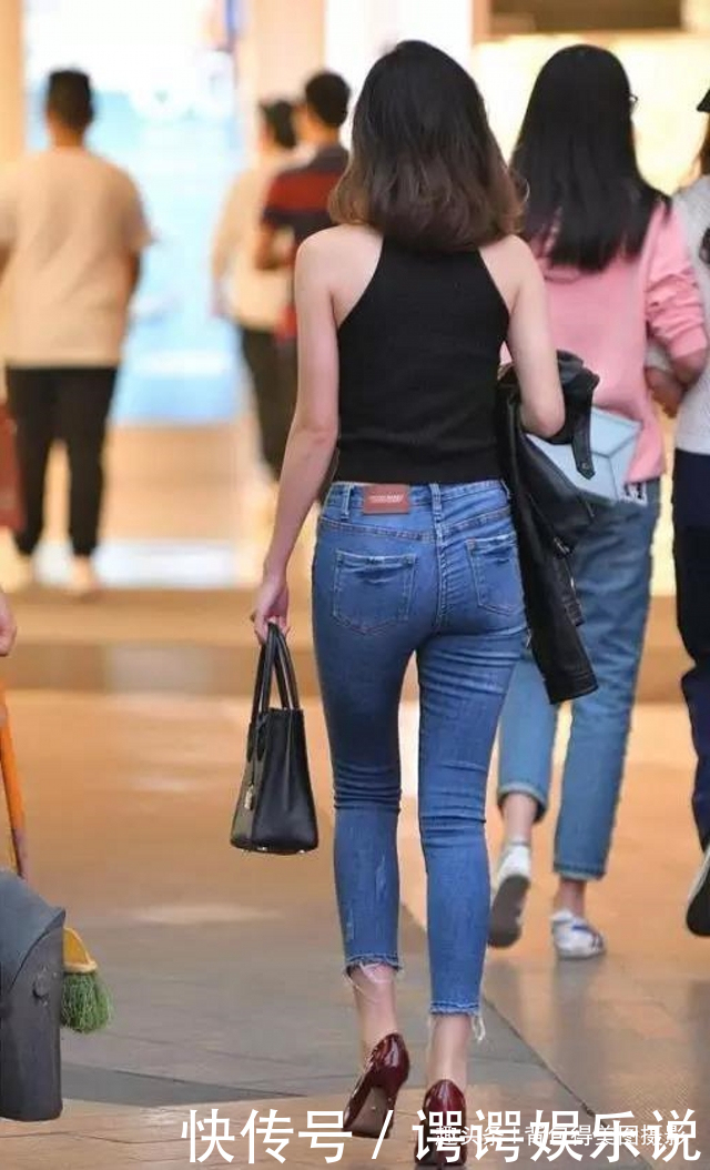 路人街拍,小姐姐休闲牛仔裤搭配黑色一字肩,街头风十足