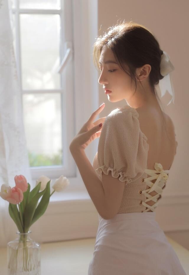 上衣 优雅苗条的美女,身材好,再搭配背部绑带上衣,很有时尚气质