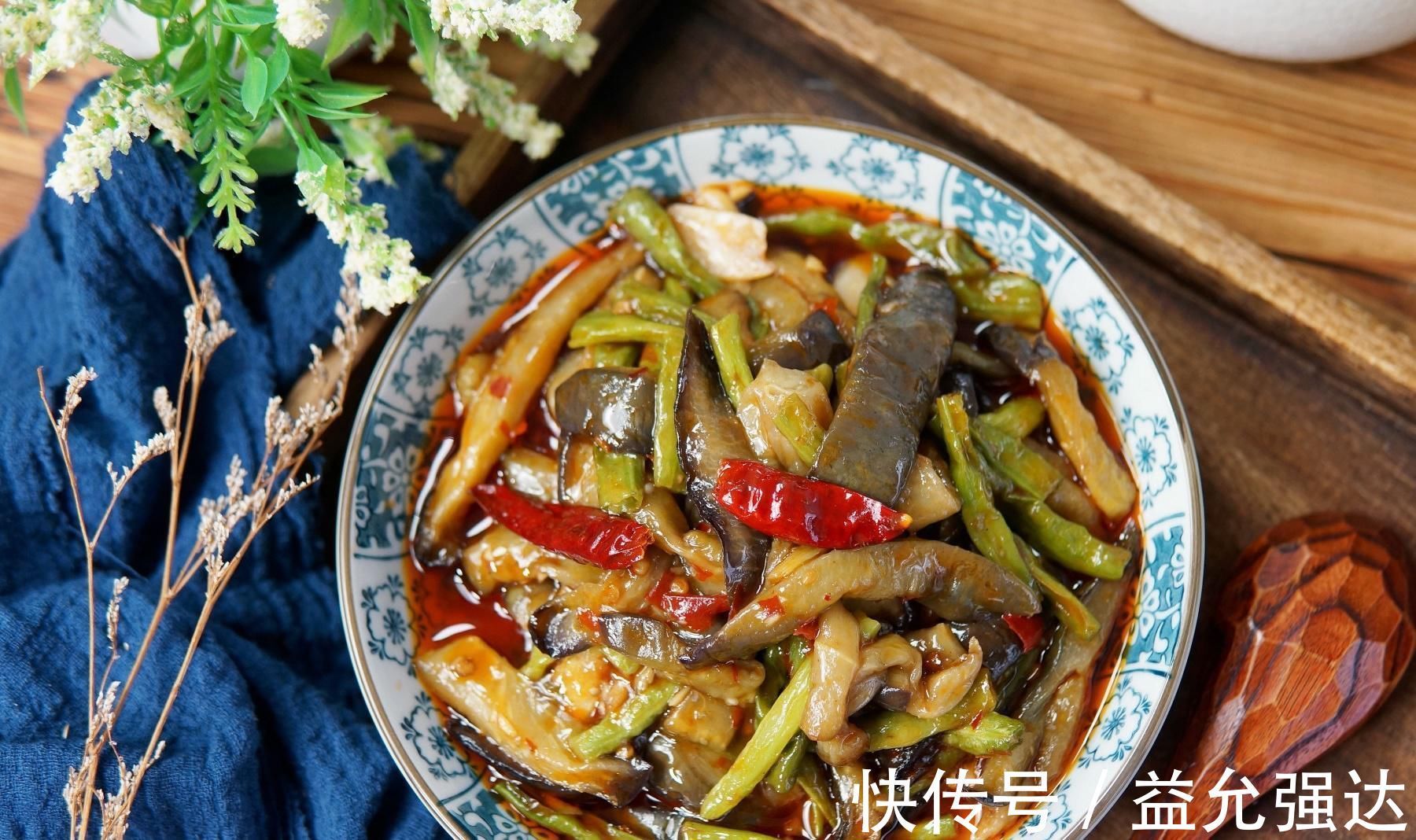 茄子|做茄子烧豆角,炒前加一步,茄子香软,豆角入味,吃的盘底都不剩